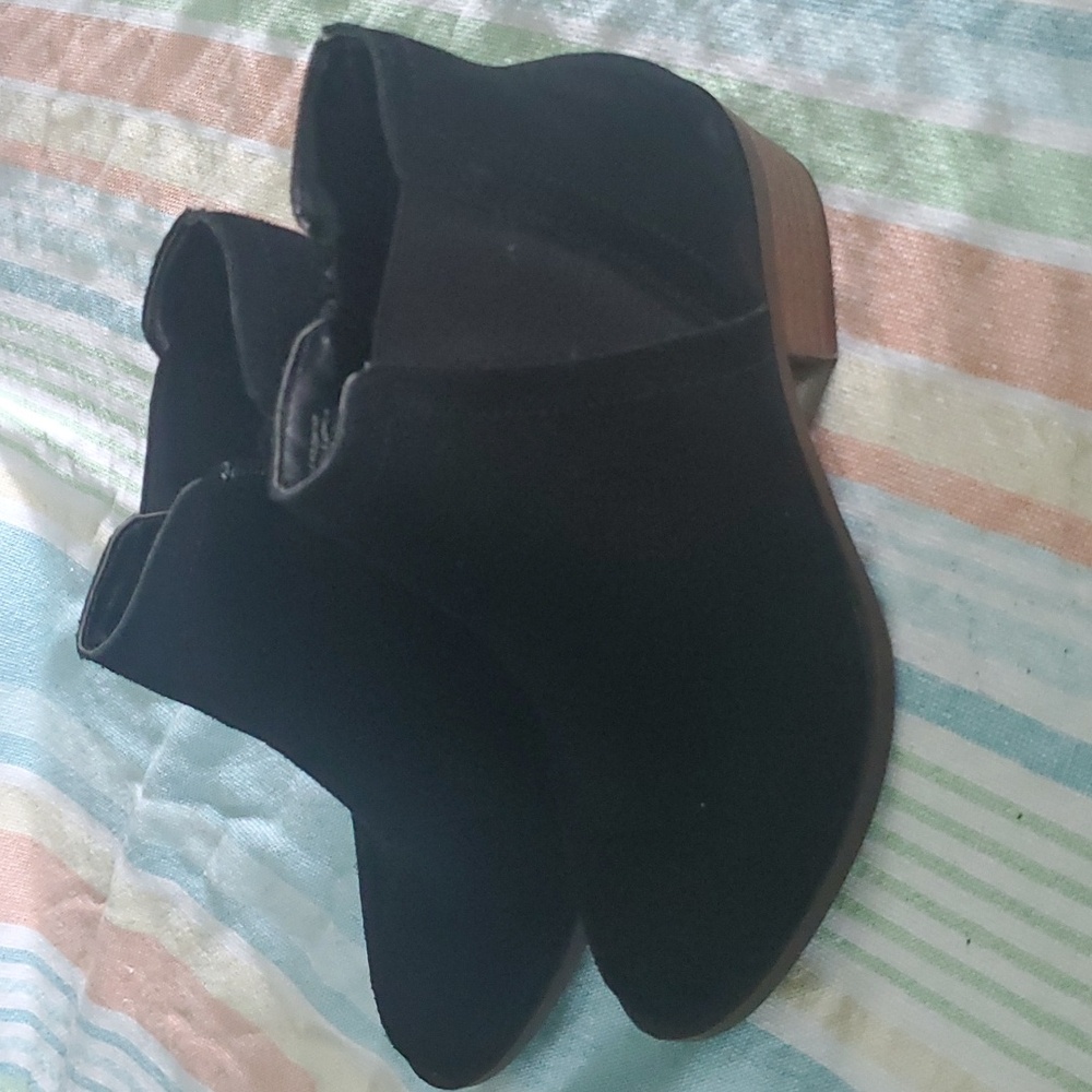 Womens Kenzie Ankle Bootie. Black size 6